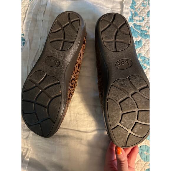 B.O.C. Peggy Brown Embossed Leather Clogs Comfort Slip On Shoes - Picture 4 of 9